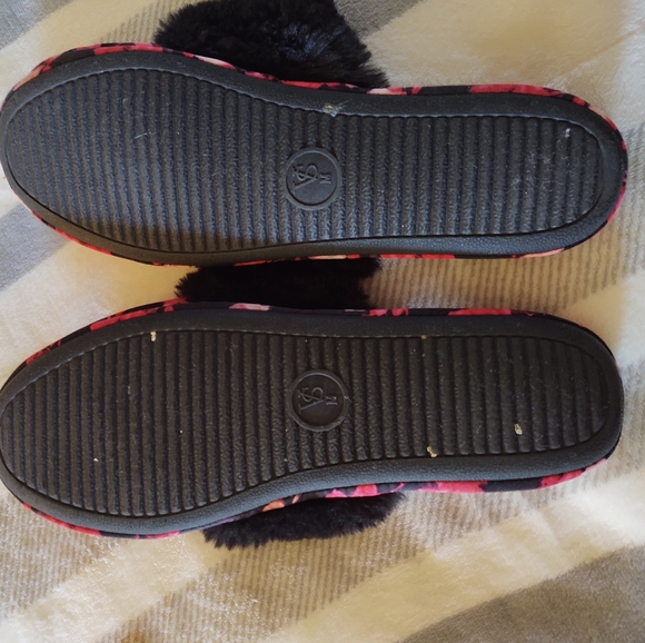 Victoria's Secret floral sherpa blanket & slippers - Picture 9 of 10